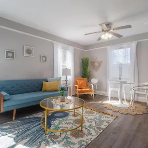 Serene Beachy With Large Screened Porch! Holiday home Tampa